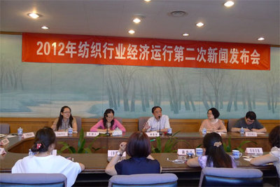 1-4月全國限額以上企業(yè)服裝鞋帽、針紡織品零售額同比增長15.6%，消費市場穩(wěn)步復蘇